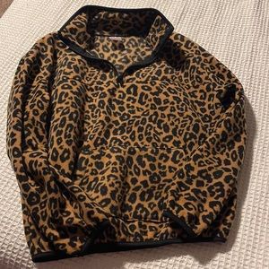 Thin sweater with kangaroo pocket